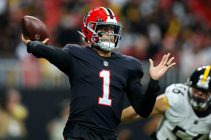 Atlanta Falcons quarterback Marcus Mariota (1) throws against the Pittsburgh Steelers in the first quarter at Mercedes-Benz Stadium.